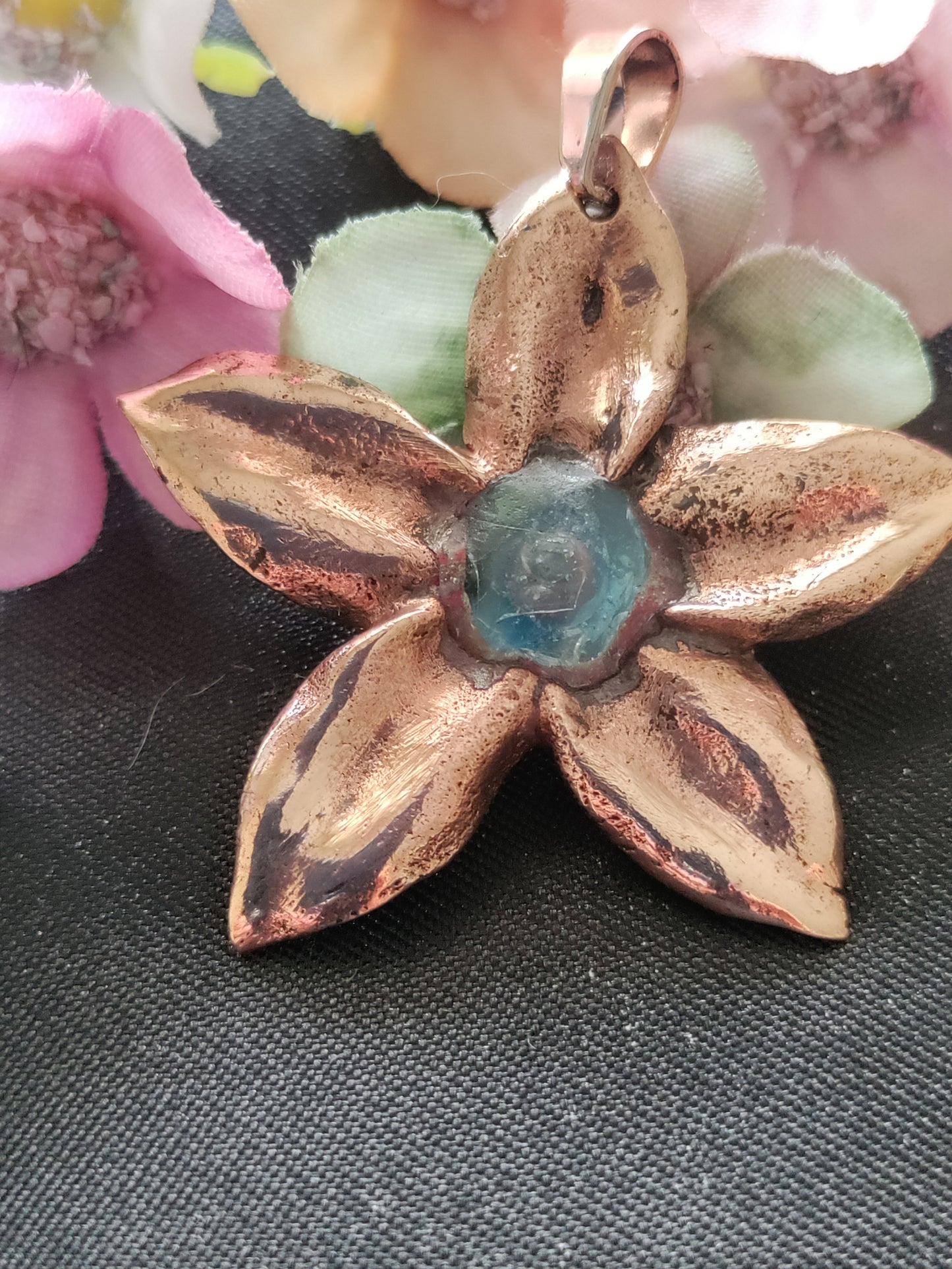 Pendentif fleur en bronze doré LEIA&CO