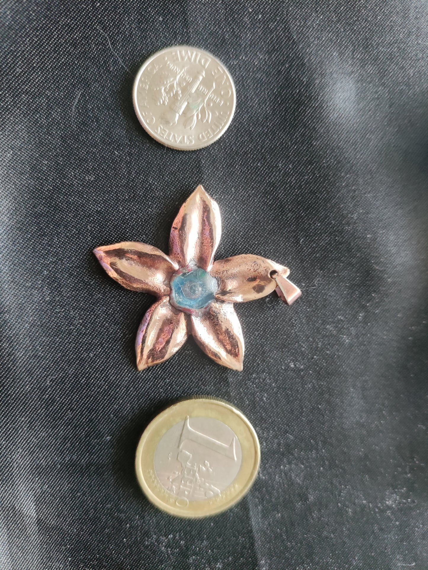 Pendentif fleur en bronze doré LEIA&CO