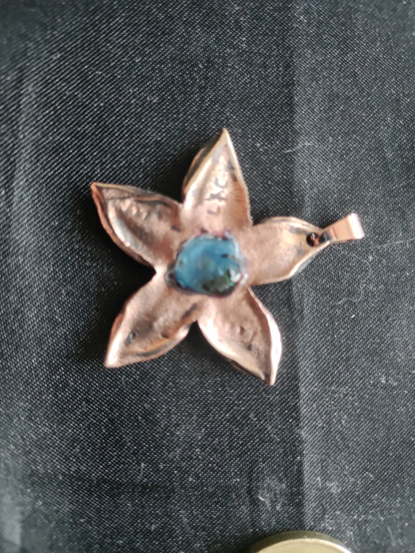 Pendentif fleur en bronze doré LEIA&CO