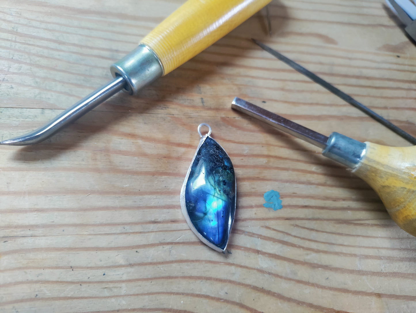 Pendentif argenté Labradorite naturelle flash bleu LEIA&CO