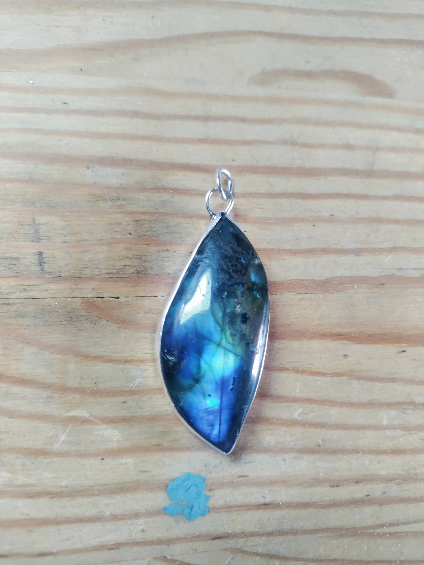 Pendentif argenté Labradorite naturelle flash bleu LEIA&CO
