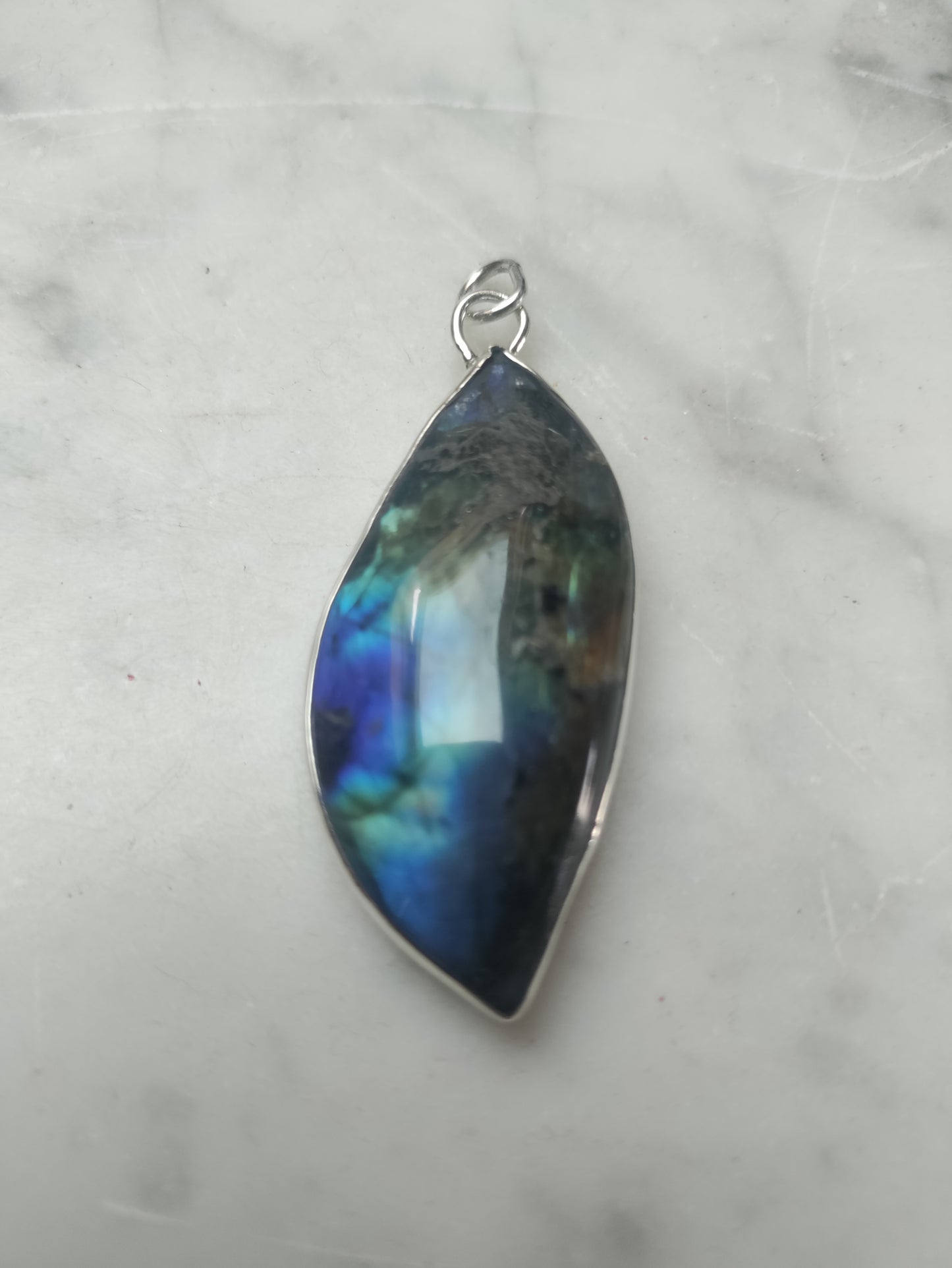 Pendentif argenté Labradorite naturelle flash bleu LEIA&CO
