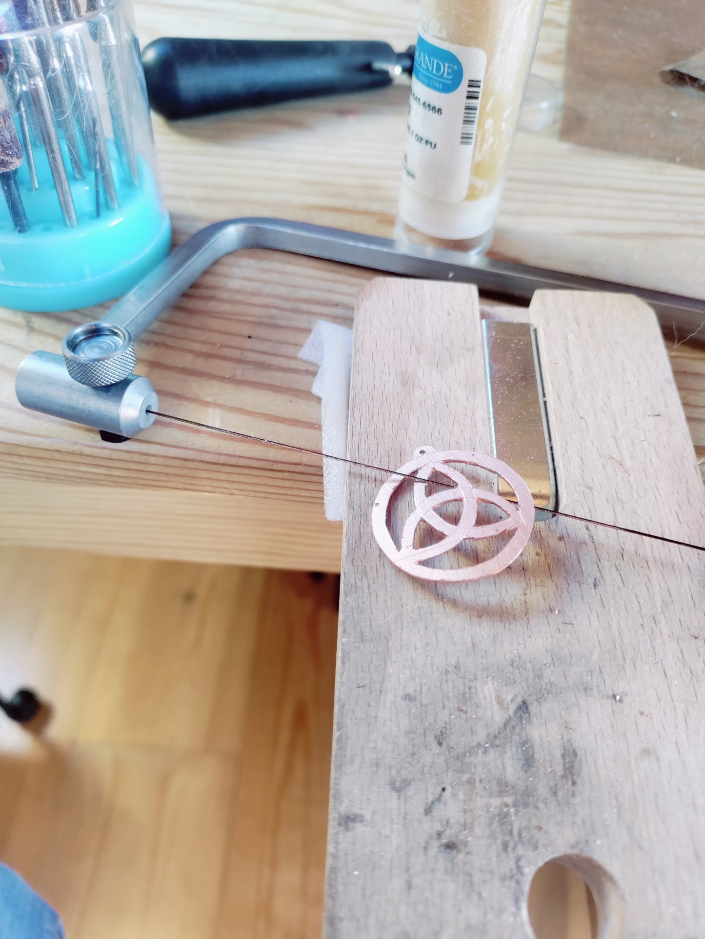 Pendentif Noeud de la trinité Triquetra en cuivre émaillé bleu LEIA&CO