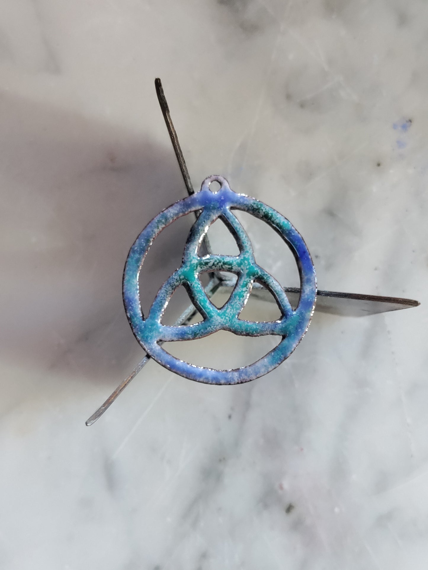Pendentif Noeud de la trinité Triquetra en cuivre émaillé bleu LEIA&CO