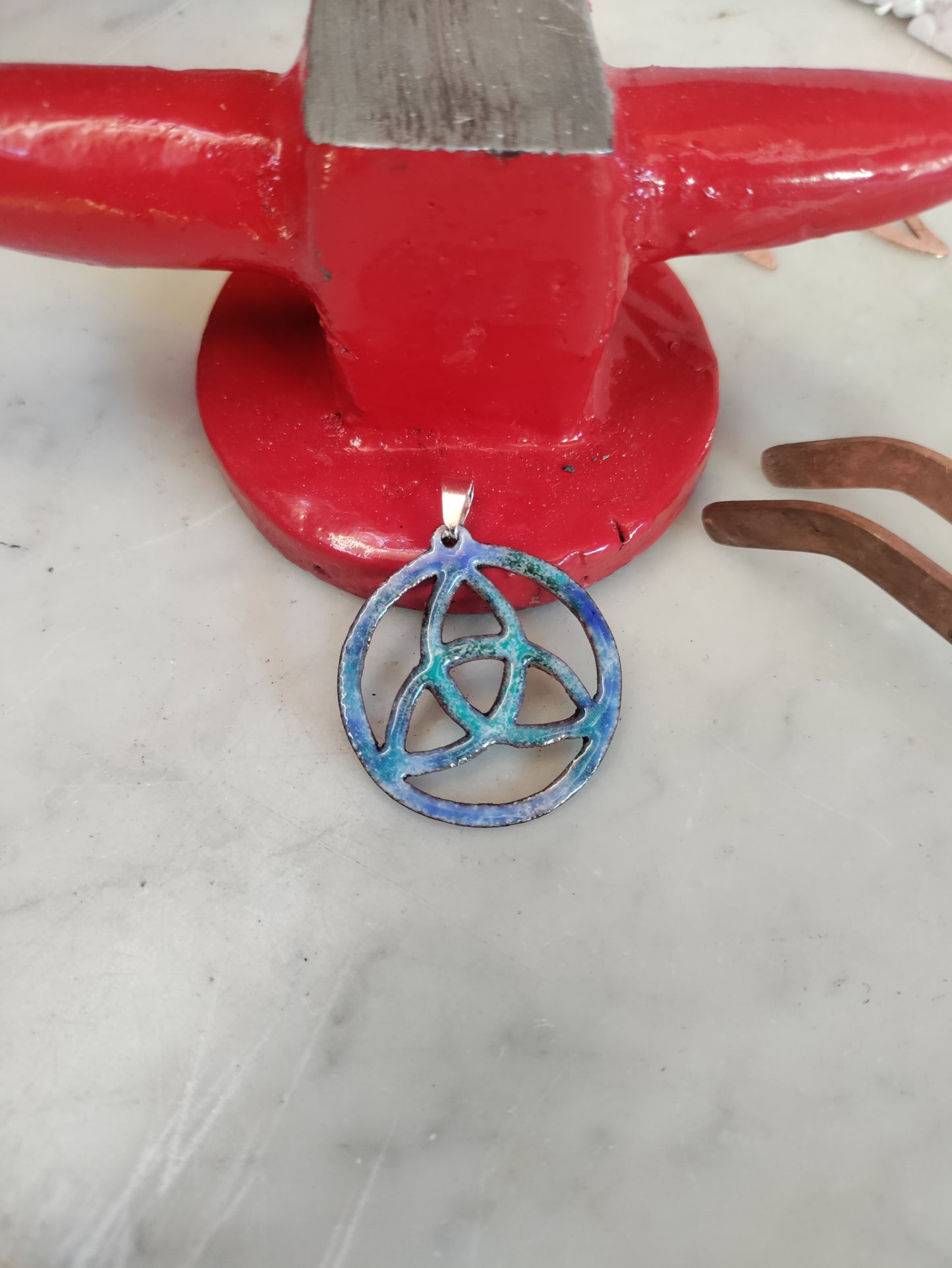 Pendentif Noeud de la trinité Triquetra en cuivre émaillé bleu LEIA&CO
