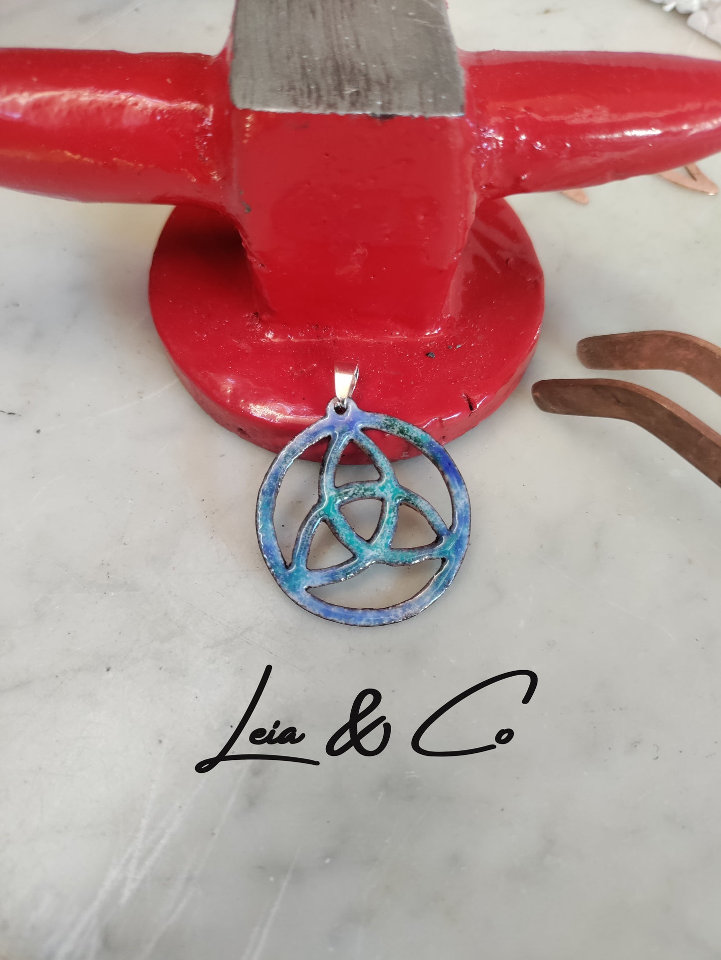 Pendentif Noeud de la trinité Triquetra en cuivre émaillé bleu LEIA&CO