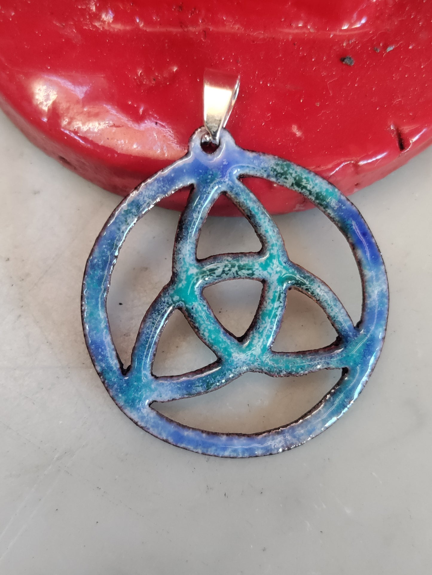 Pendentif Noeud de la trinité Triquetra en cuivre émaillé bleu LEIA&CO