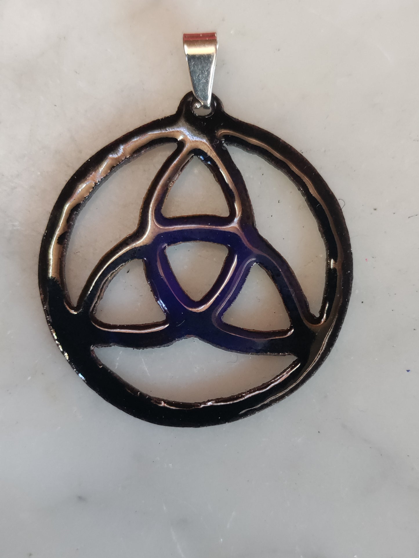 Pendentif Noeud de la trinité Triquetra en cuivre émaillé bleu LEIA&CO