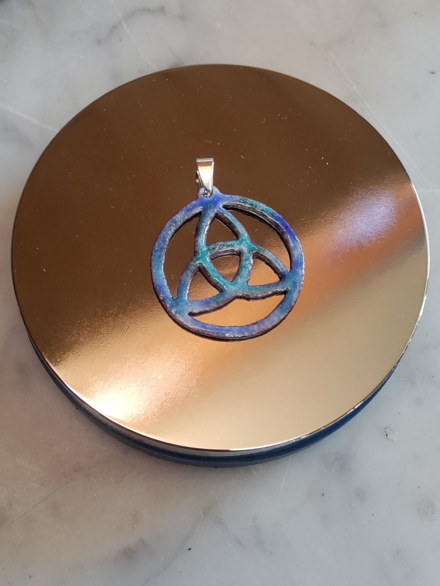 Pendentif Noeud de la trinité Triquetra en cuivre émaillé bleu LEIA&CO