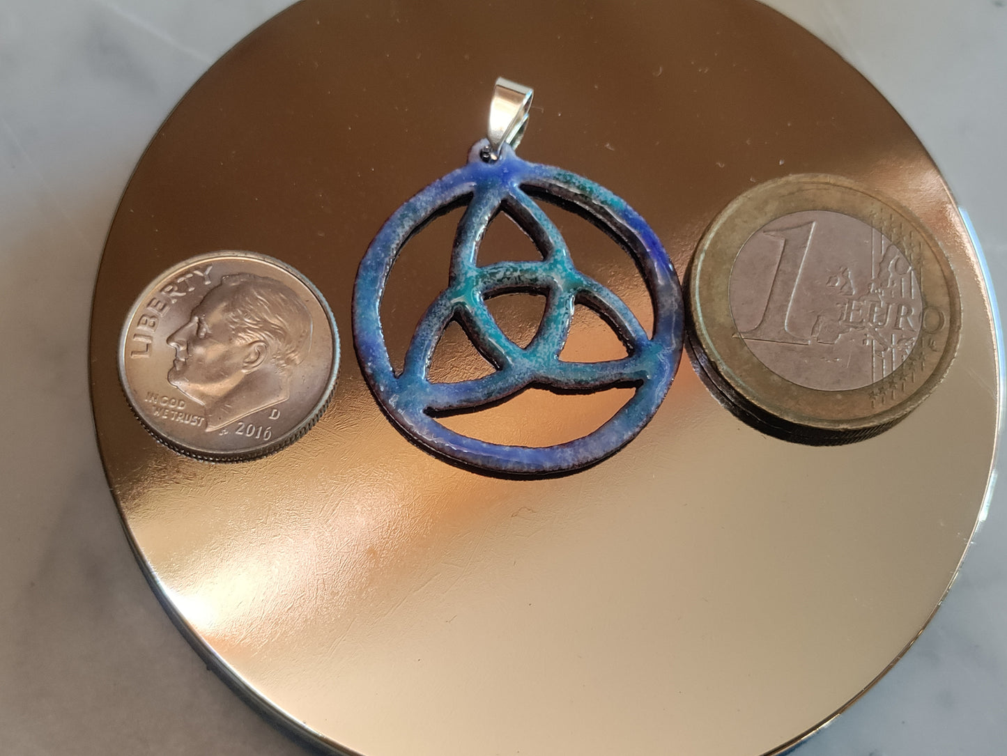 Pendentif Noeud de la trinité Triquetra en cuivre émaillé bleu LEIA&CO
