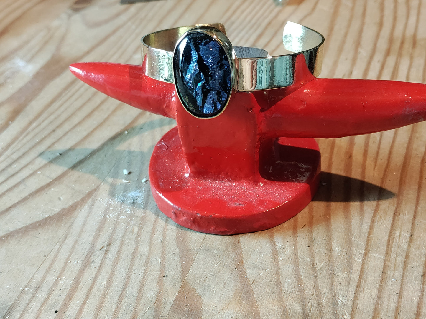 Bracelet doré en laiton avec verre dichroïque bleu et doré LEIA&CO