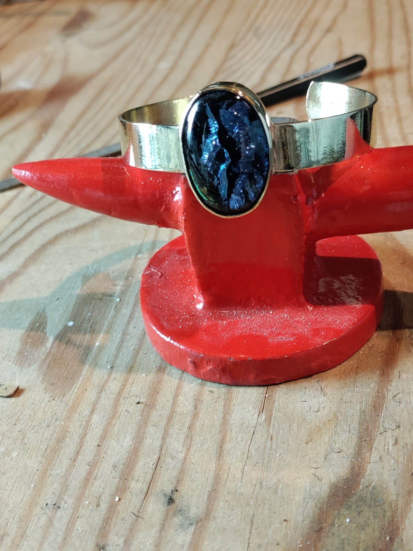 Bracelet doré en laiton avec verre dichroïque bleu et doré LEIA&CO