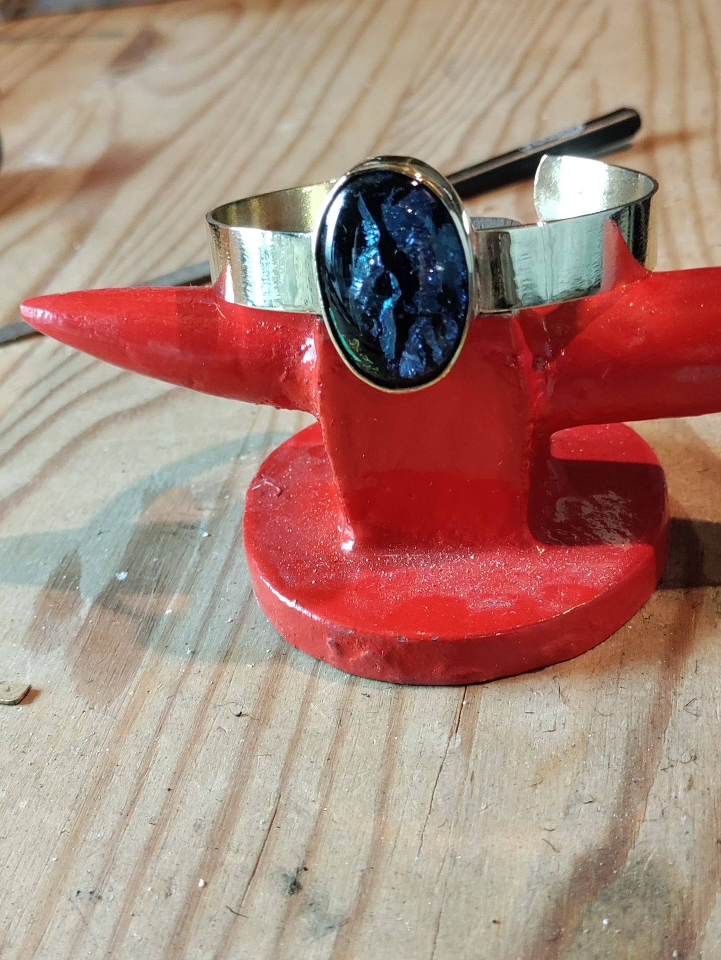 Bracelet doré en laiton avec verre dichroïque bleu et doré LEIA&CO