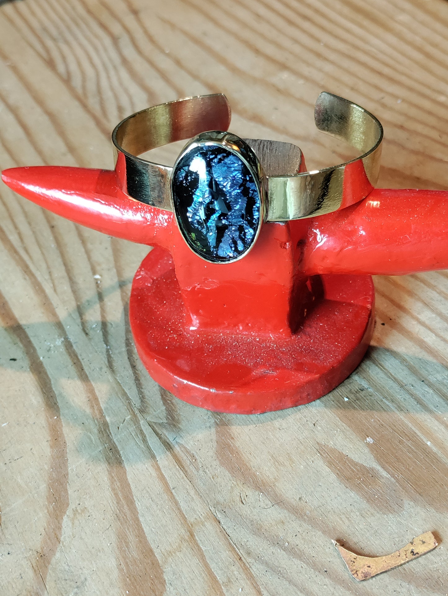 Bracelet doré en laiton avec verre dichroïque bleu et doré LEIA&CO