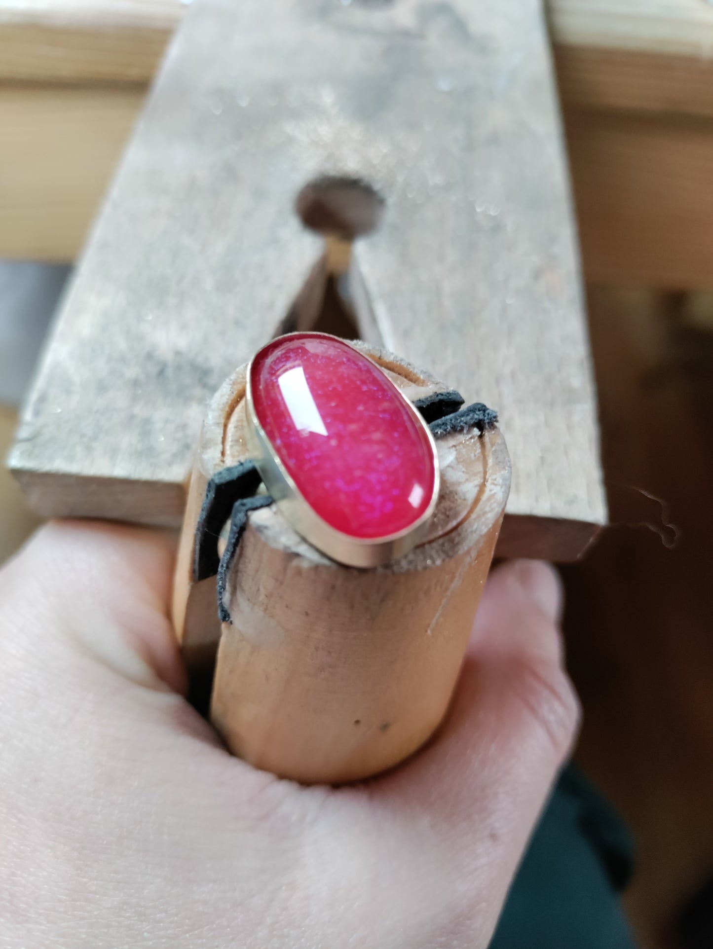Bague en laiton avec cabochon en verre dichroïque rose LEIA&CO