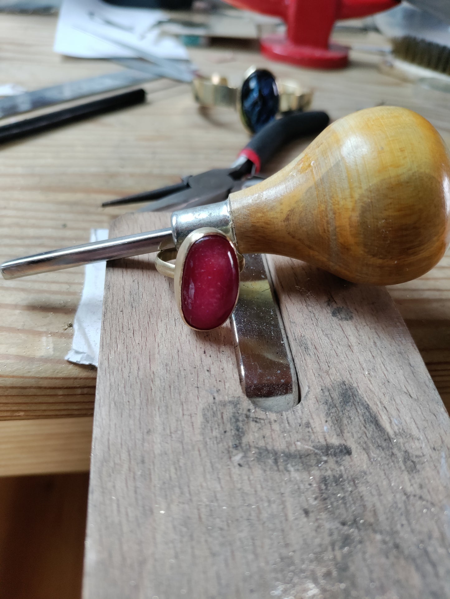 Bague en laiton avec cabochon en verre dichroïque rose LEIA&CO