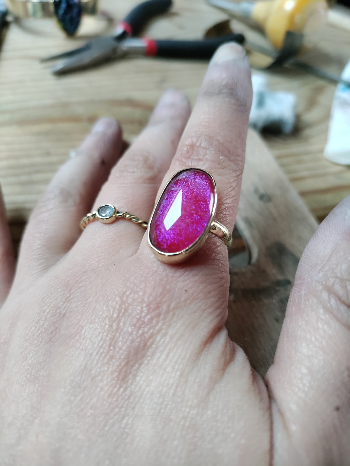 Bague en laiton avec cabochon en verre dichroïque rose LEIA&CO