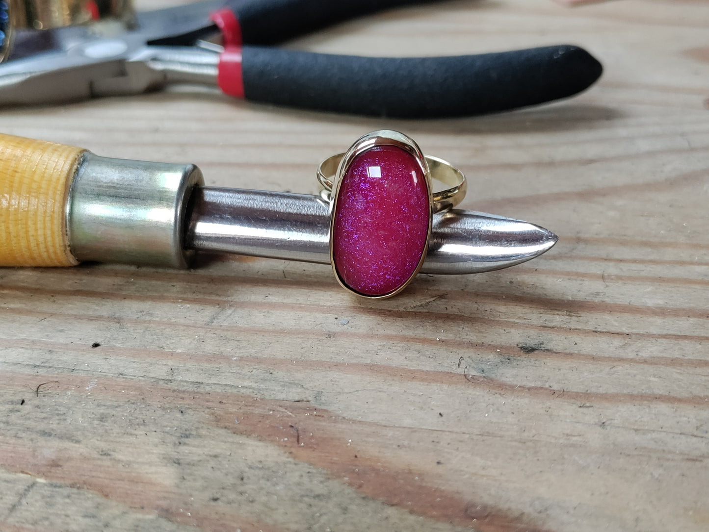 Bague en laiton avec cabochon en verre dichroïque rose LEIA&CO