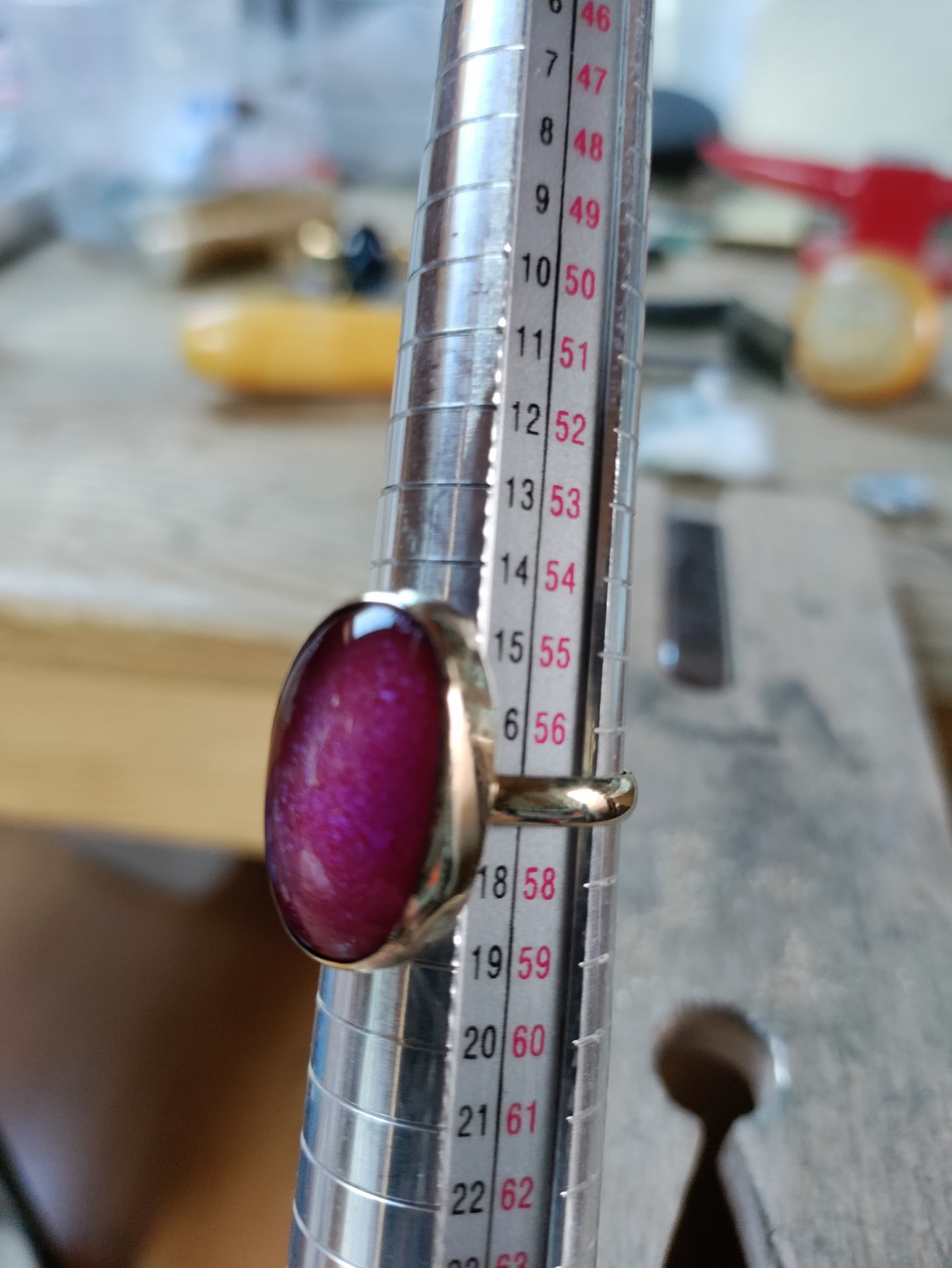 Bague en laiton avec cabochon en verre dichroïque rose LEIA&CO