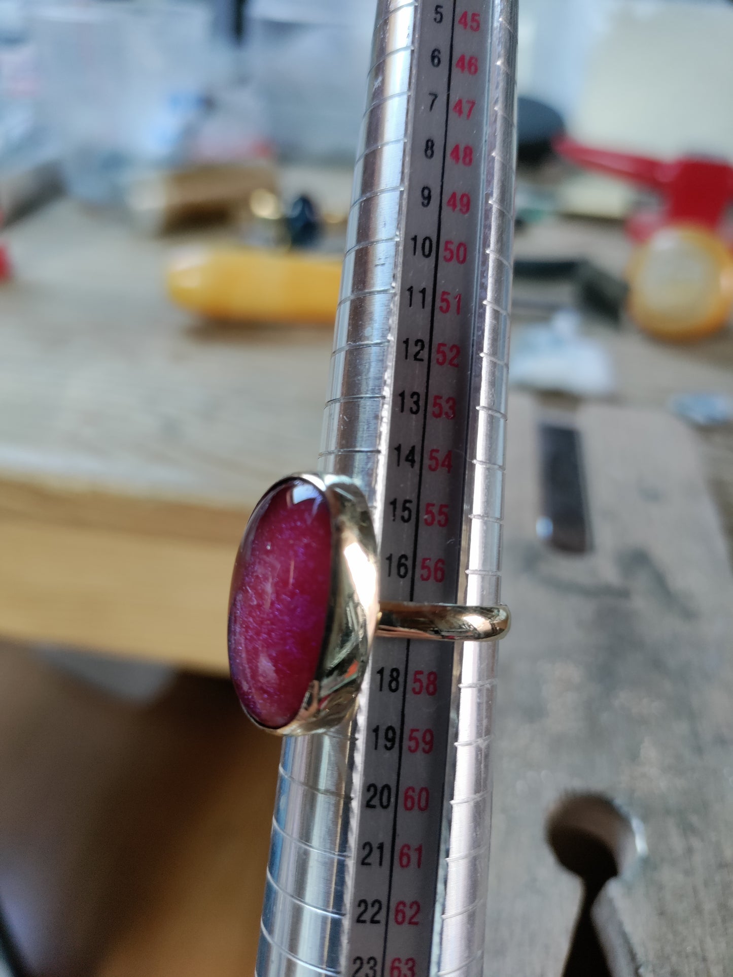 Bague en laiton avec cabochon en verre dichroïque rose LEIA&CO