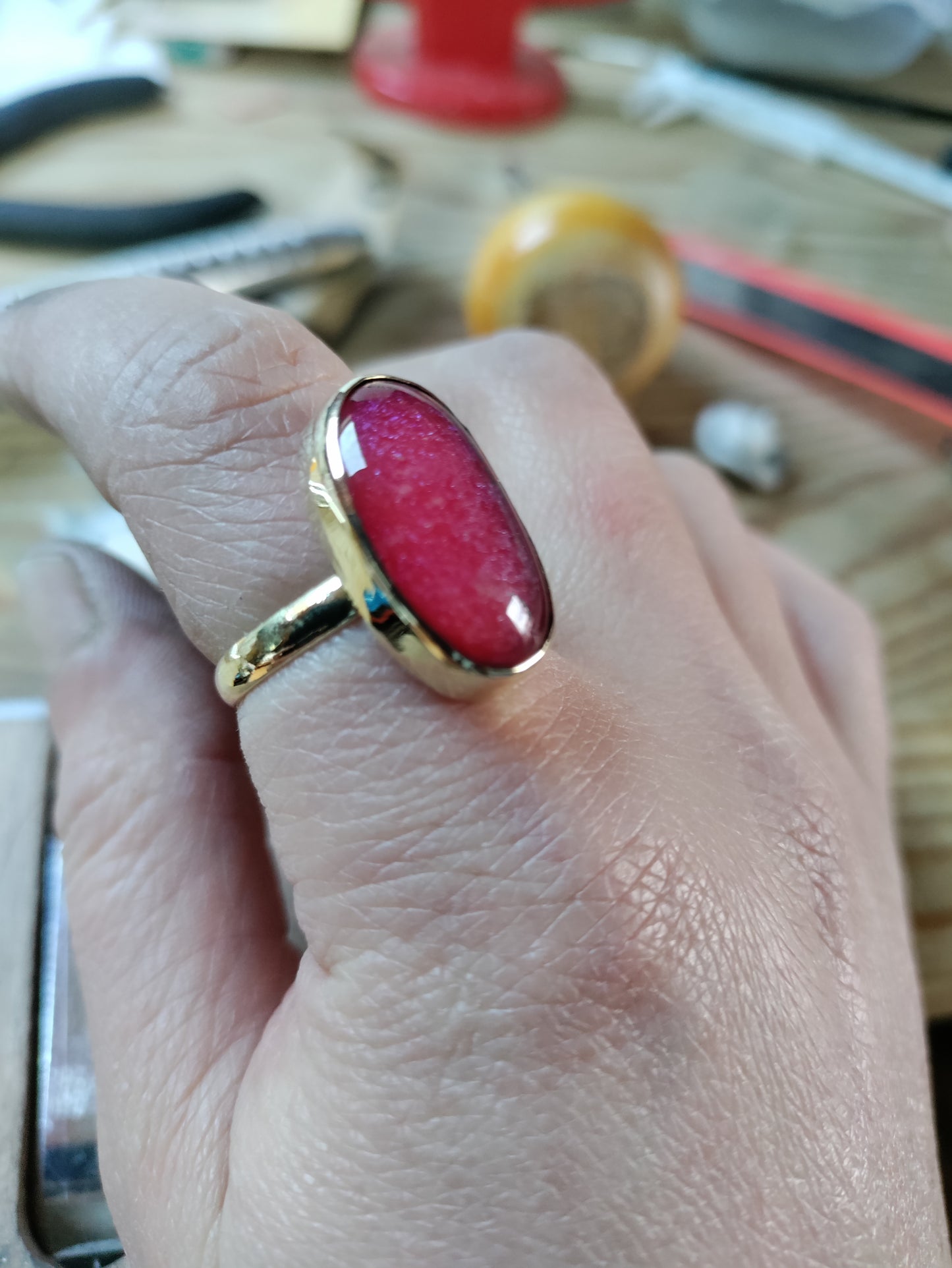Bague en laiton avec cabochon en verre dichroïque rose LEIA&CO