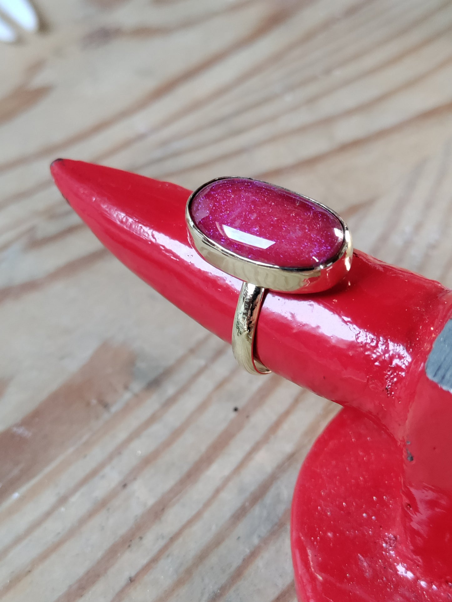Bague en laiton avec cabochon en verre dichroïque rose LEIA&CO