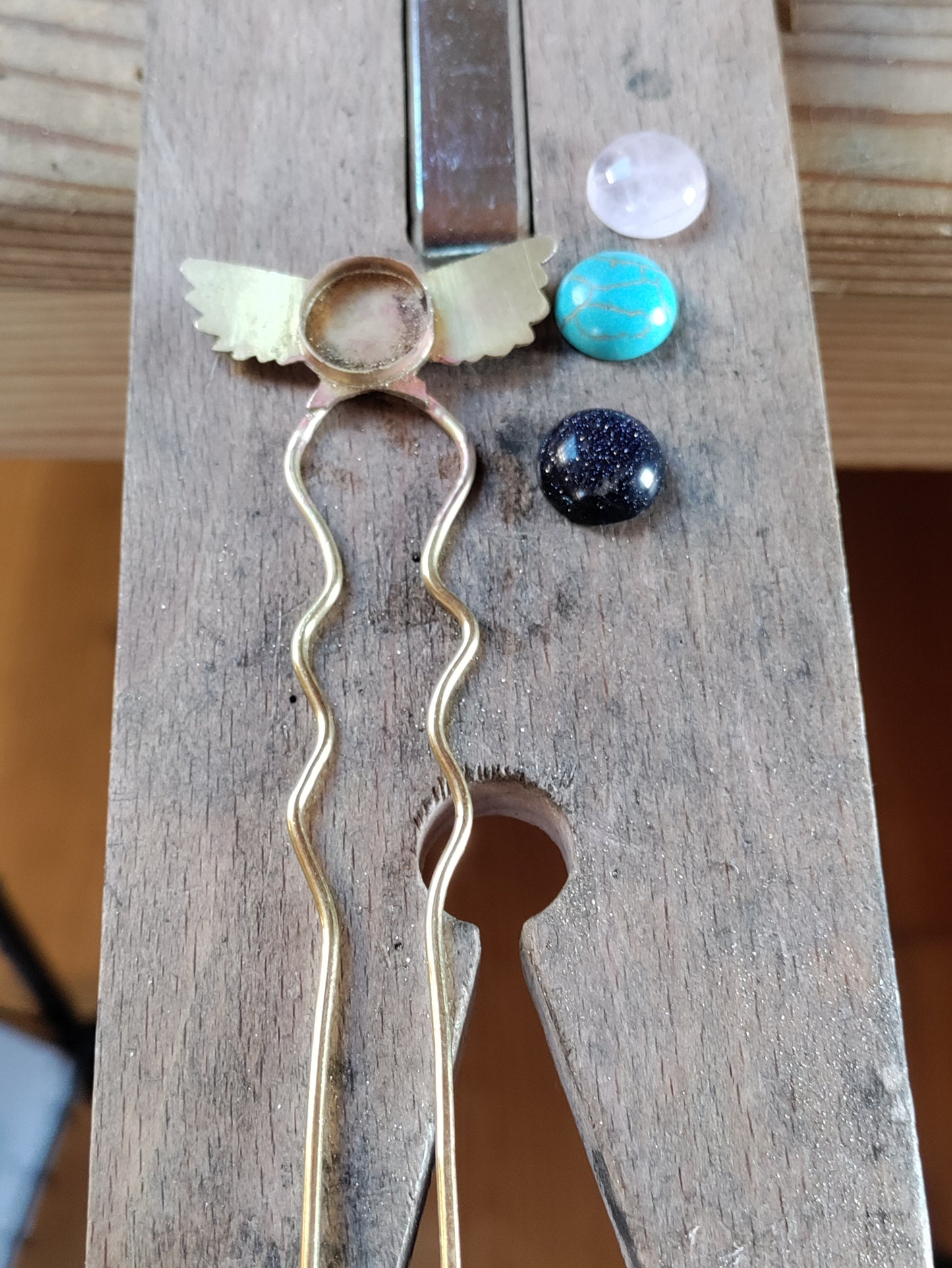 Pic à chignon style Osiris en laiton avec Quartz rose pour femme