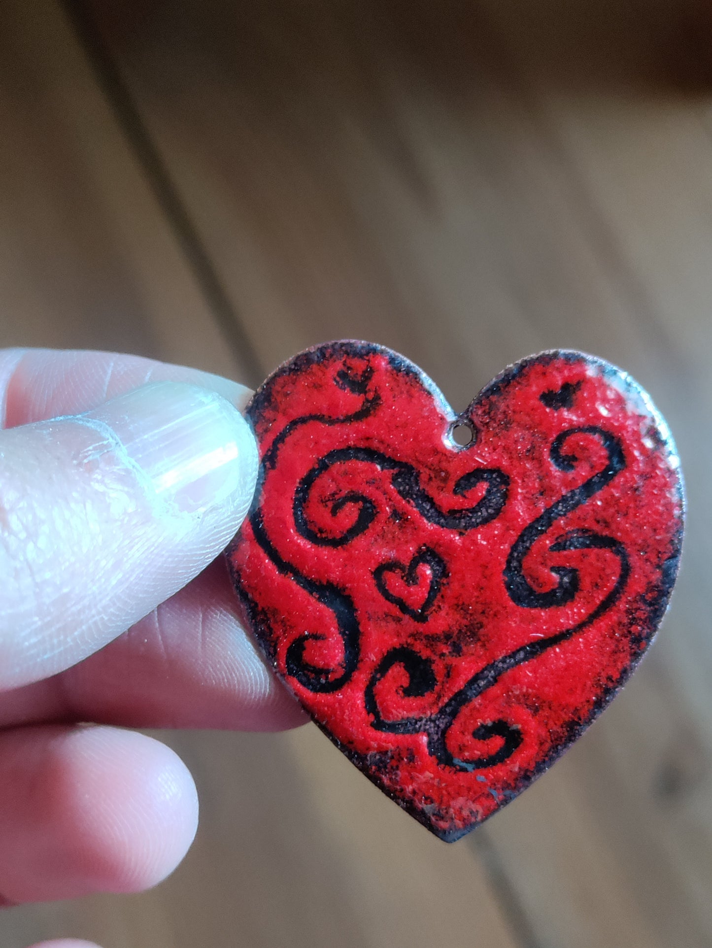 Collier coeur rouge et noir avec arabesques en cuivre émaillé LEIA&CO