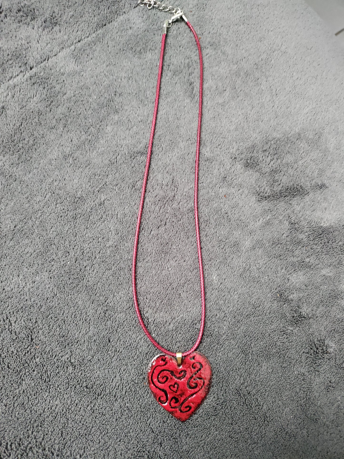 Collier coeur rouge et noir avec arabesques en cuivre émaillé LEIA&CO