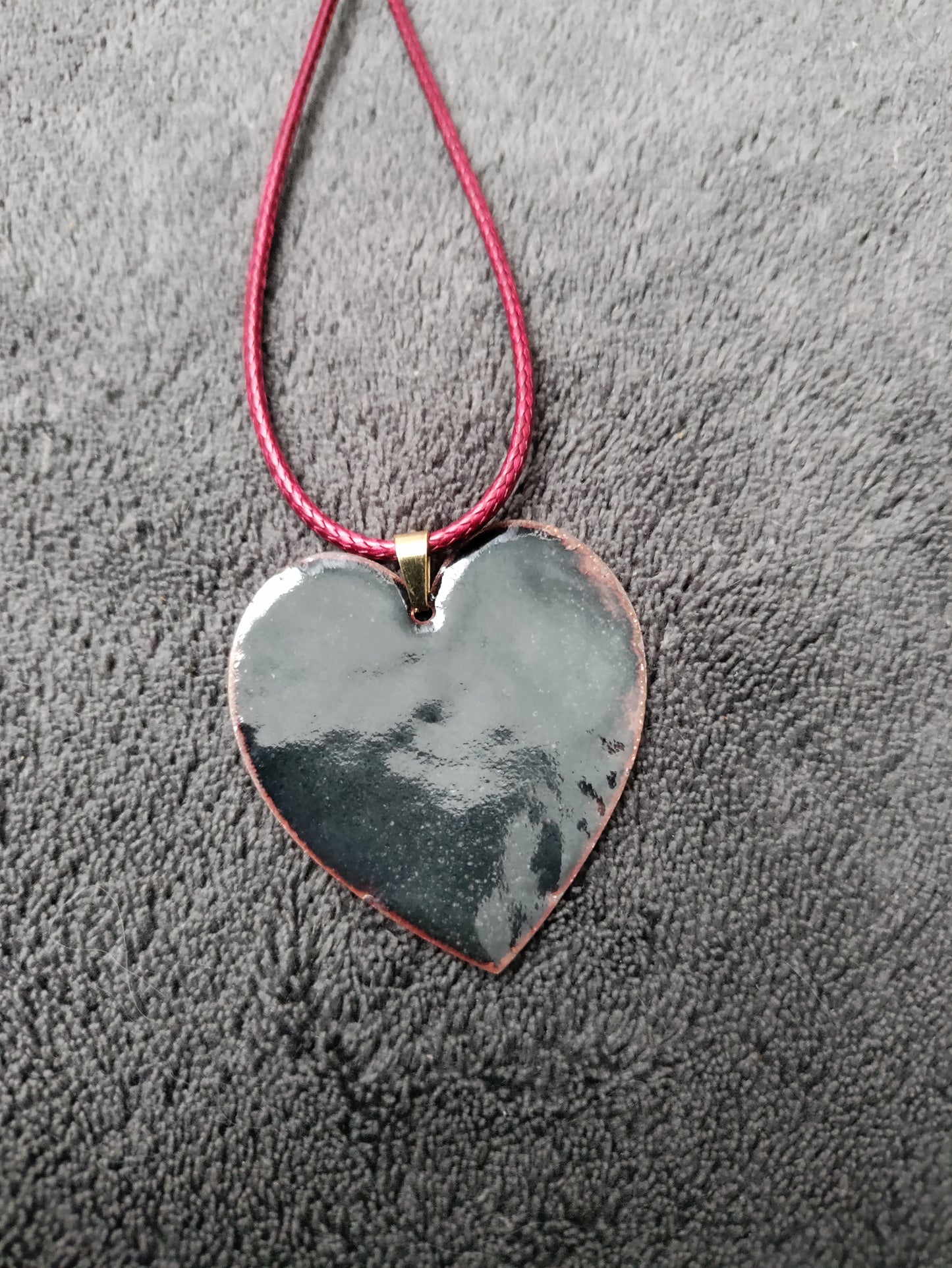 Collier coeur rouge et noir avec arabesques en cuivre émaillé LEIA&CO
