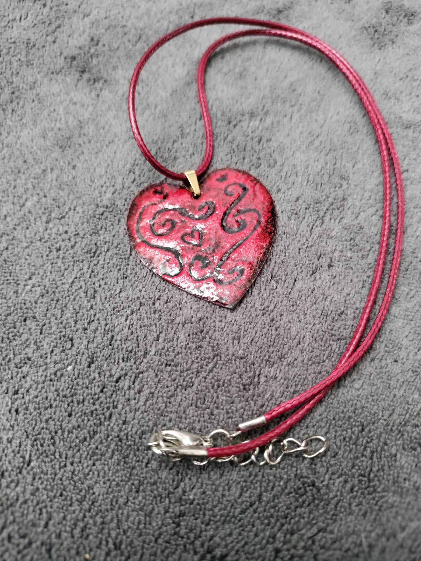Collier coeur rouge et noir avec arabesques en cuivre émaillé LEIA&CO