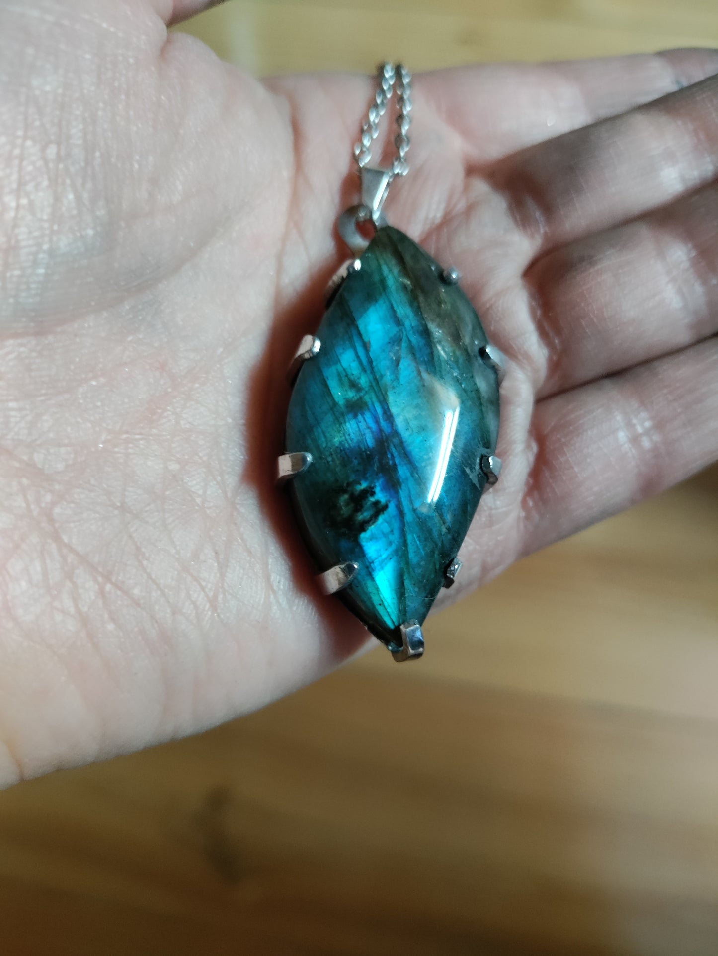 Pendentif avec Labradorite naturelle flash bleu-vert en aluminium LEIA&CO