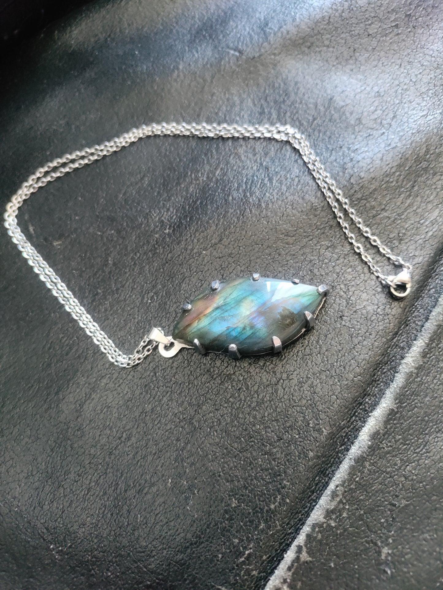Pendentif avec Labradorite naturelle flash bleu-vert en aluminium LEIA&CO