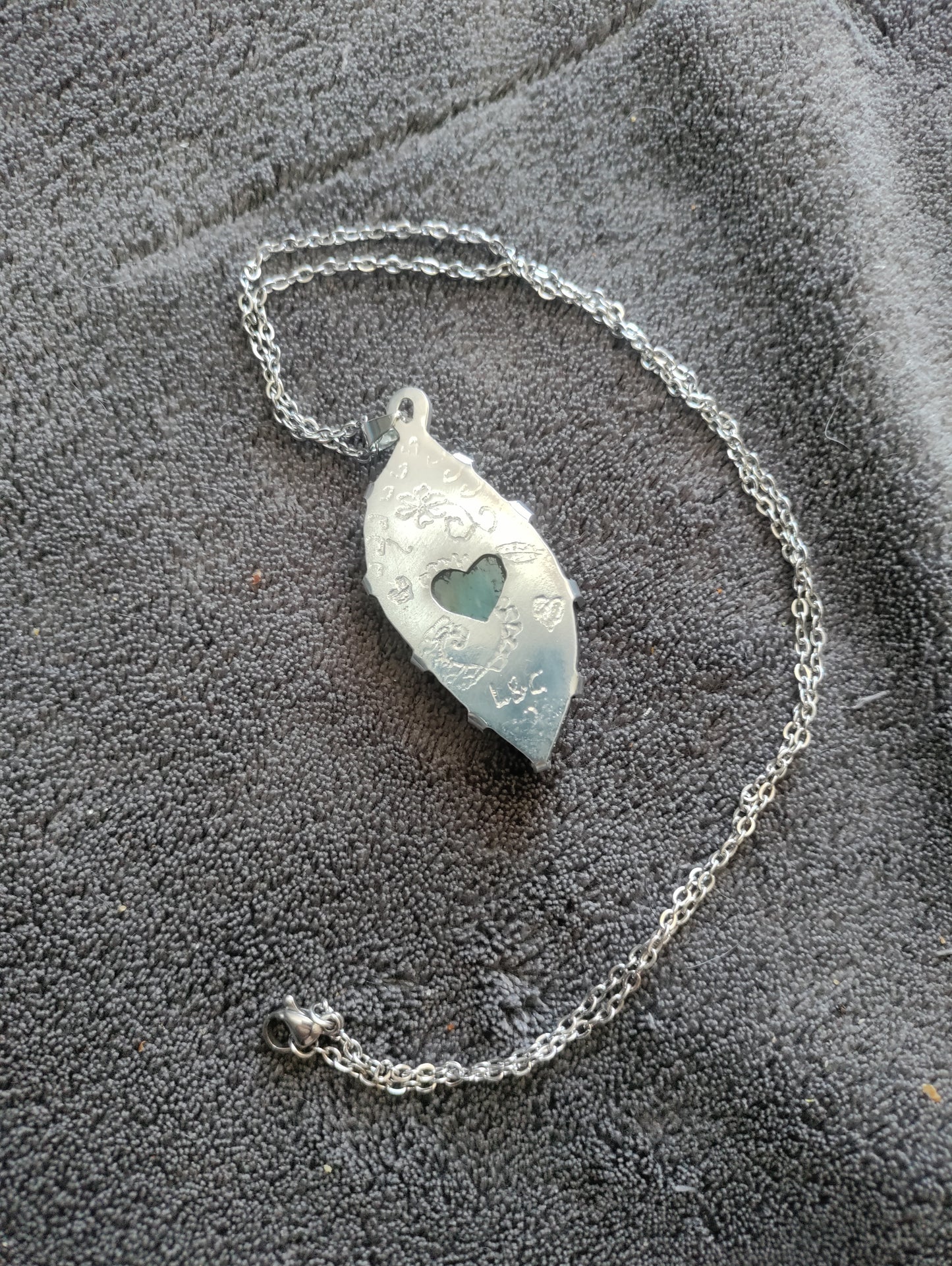 Pendentif avec Labradorite naturelle flash bleu-vert en aluminium LEIA&CO
