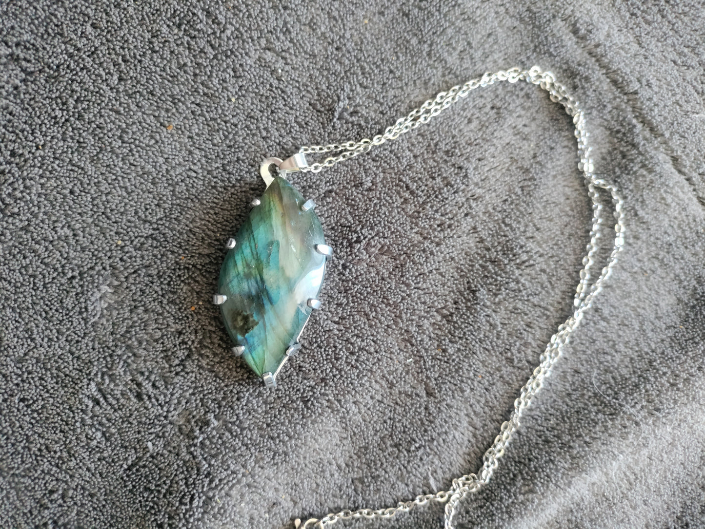 Pendentif avec Labradorite naturelle flash bleu-vert en aluminium LEIA&CO