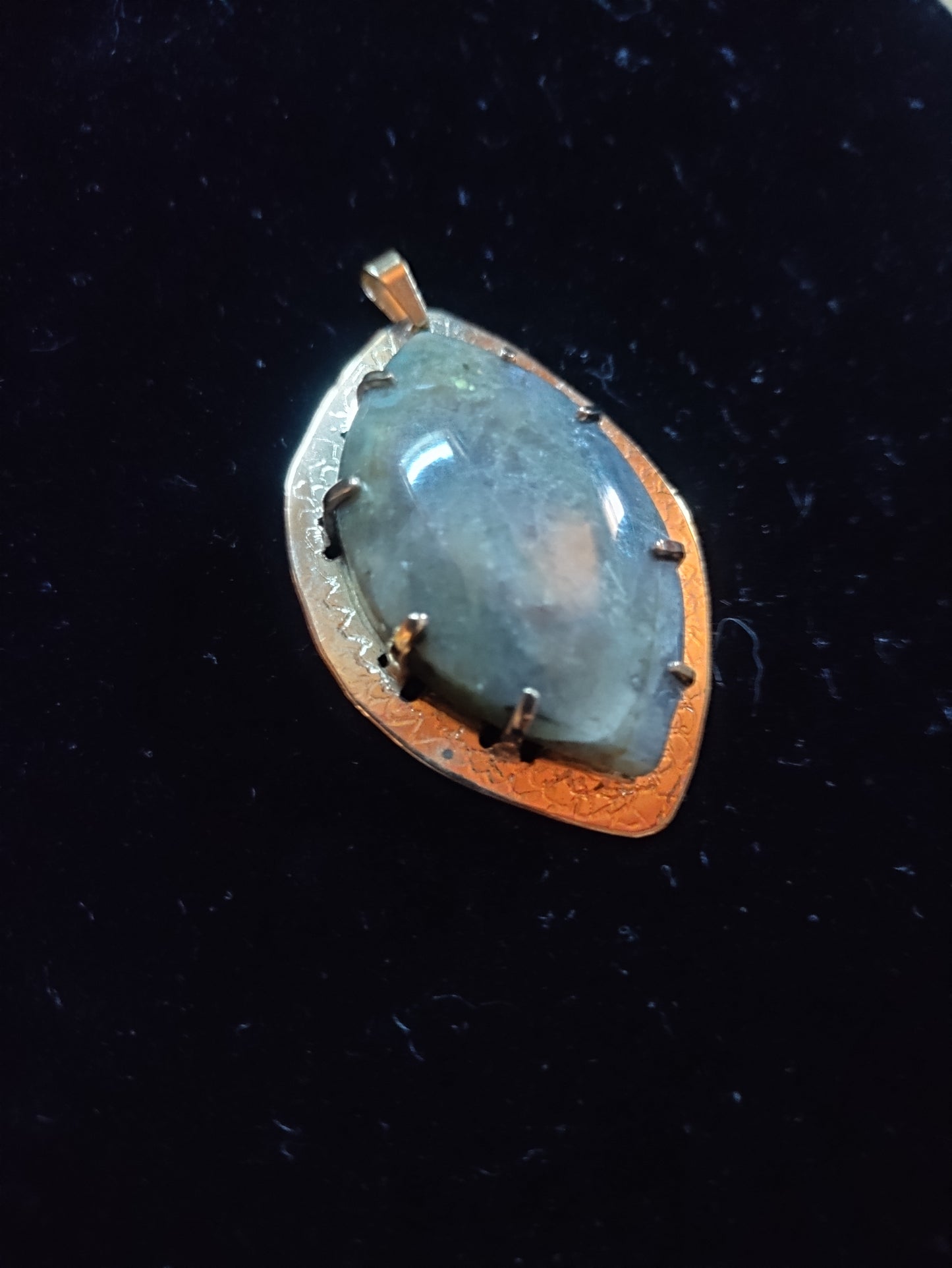 Pendentif laiton doré et pierre naturelle de Labradorite bleue LEIA&CO