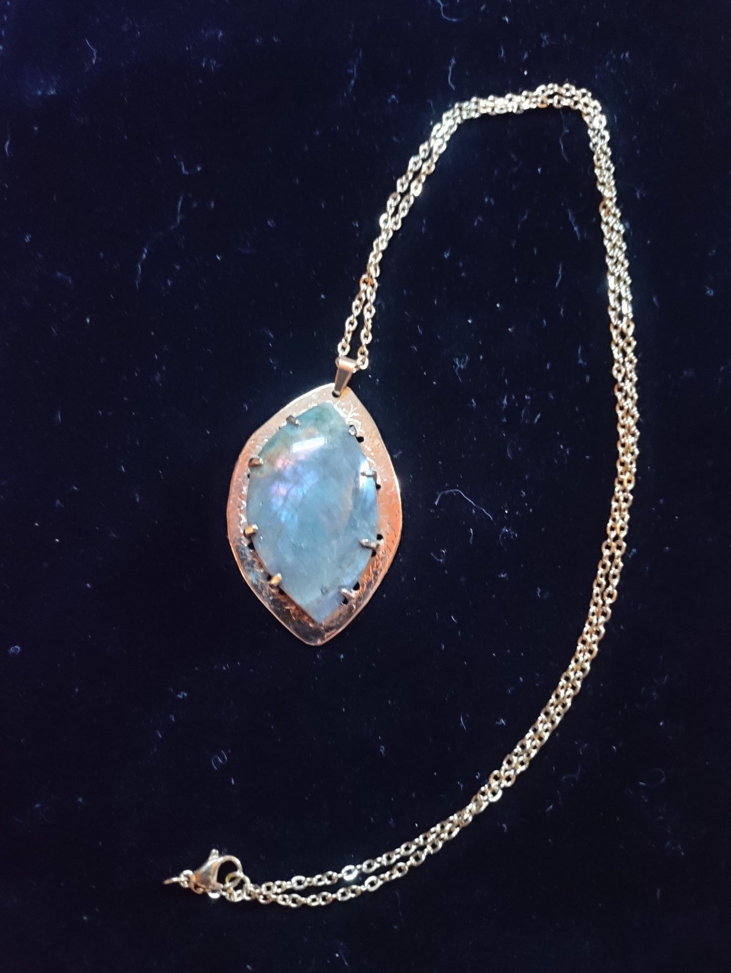 Pendentif laiton doré et pierre naturelle de Labradorite bleue LEIA&CO