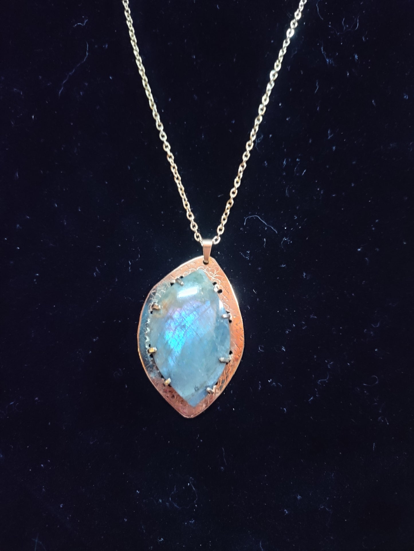 Pendentif laiton doré et pierre naturelle de Labradorite bleue LEIA&CO