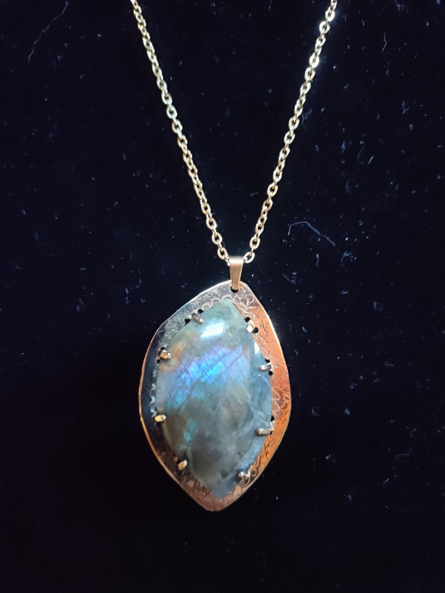 Pendentif laiton doré et pierre naturelle de Labradorite bleue LEIA&CO