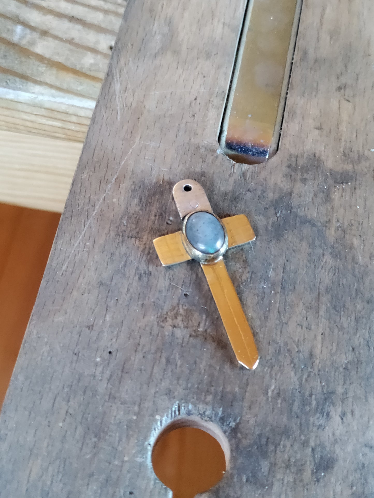 Pendentif Excalibur épée croix en laiton avec labradorite naturelle LEIA&CO