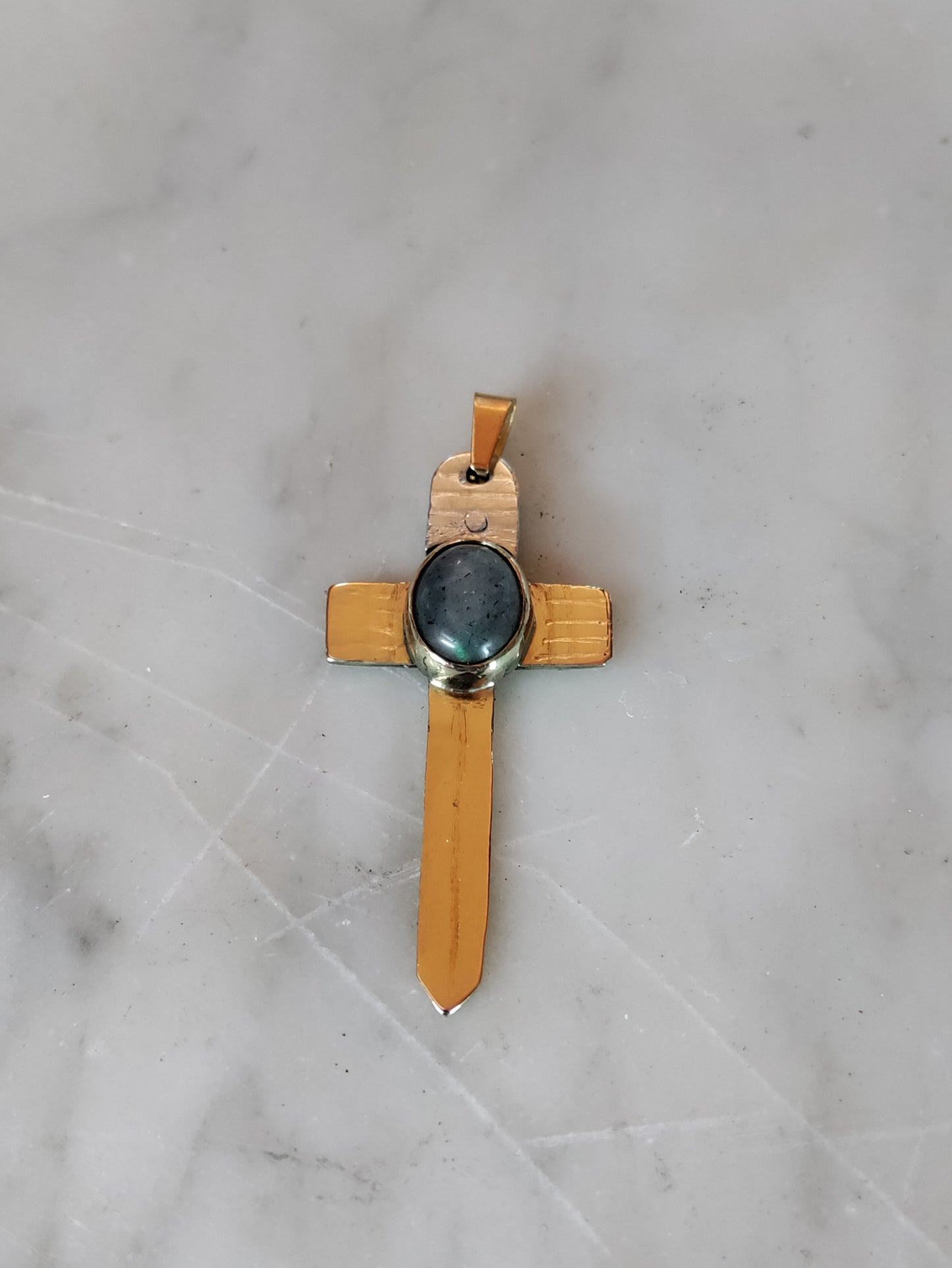 Pendentif Excalibur épée croix en laiton avec labradorite naturelle LEIA&CO