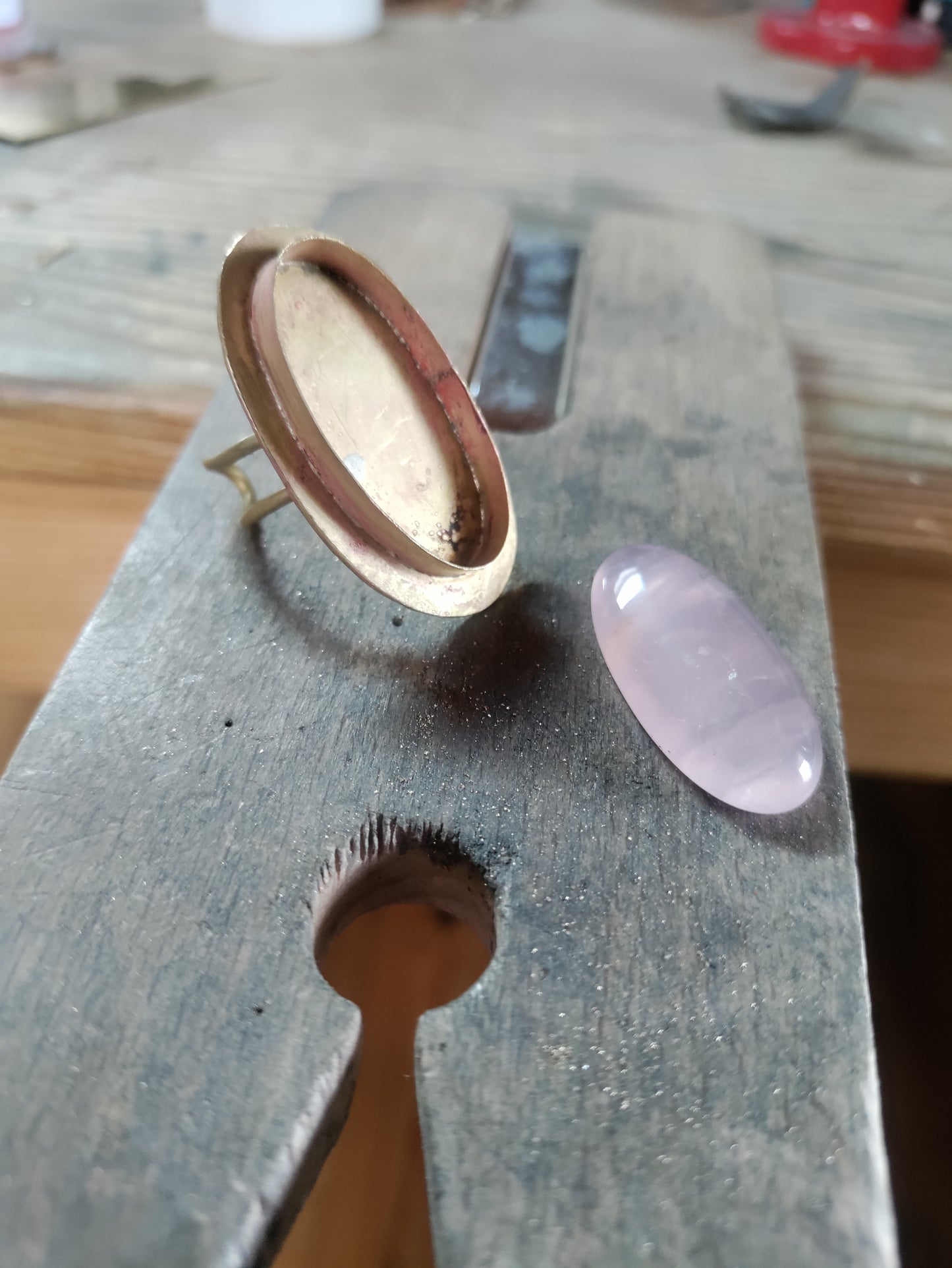 Grosse bague ajustable en laiton avec quartz rose LEIA&CO taille S-XS