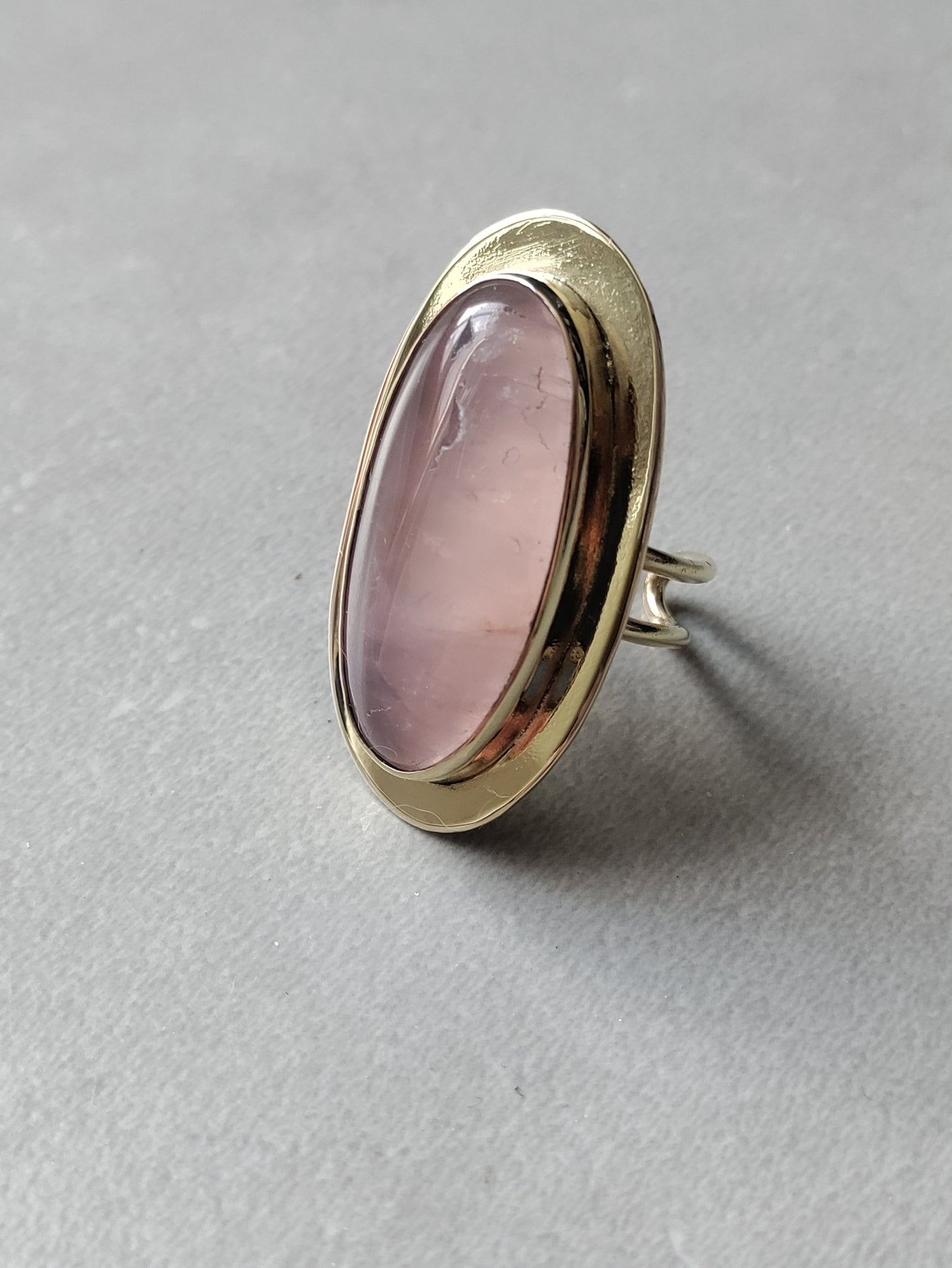 Grosse bague ajustable en laiton avec quartz rose LEIA&CO taille S-XS