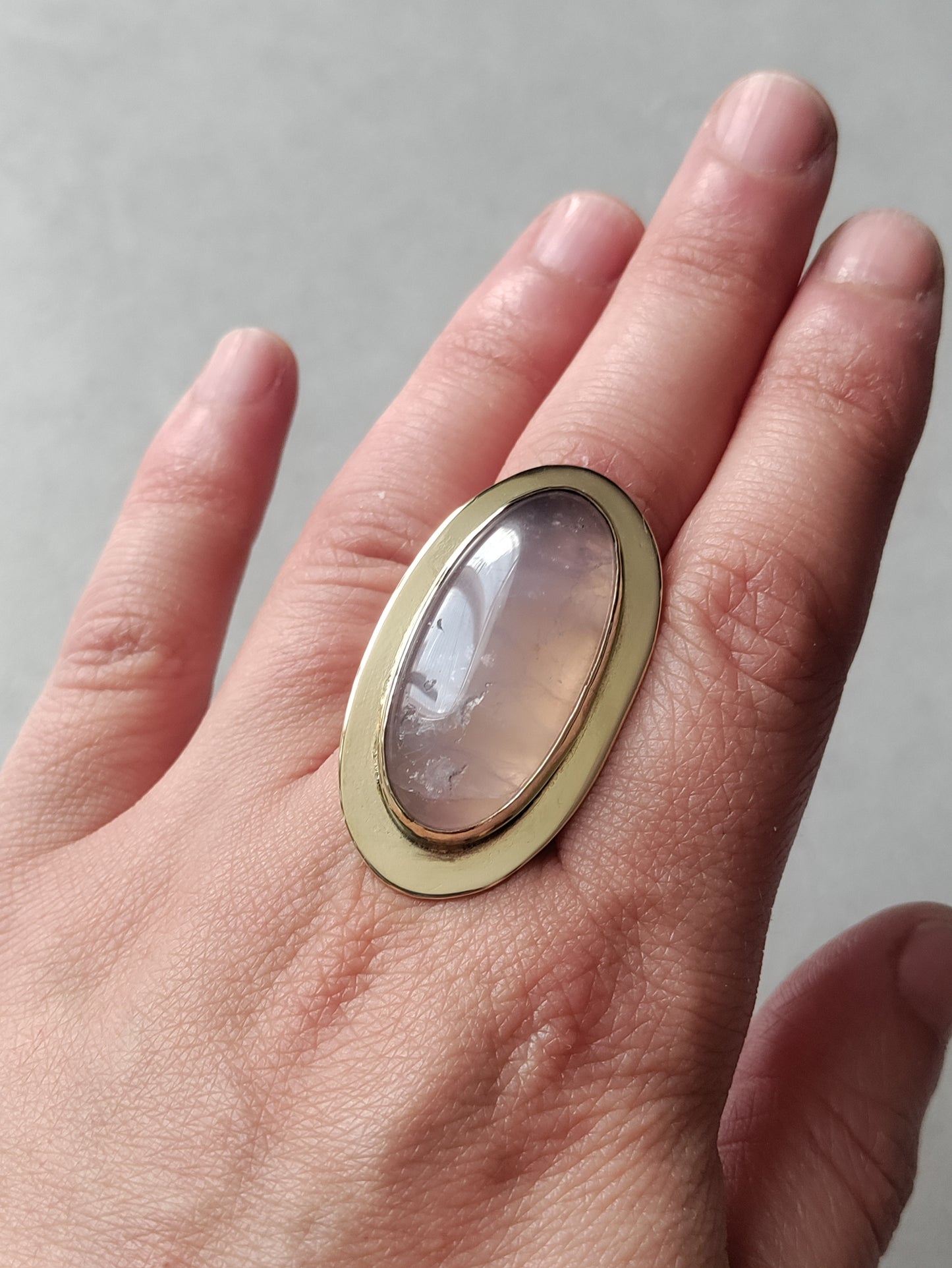 Grosse bague ajustable en laiton avec quartz rose LEIA&CO taille S-XS