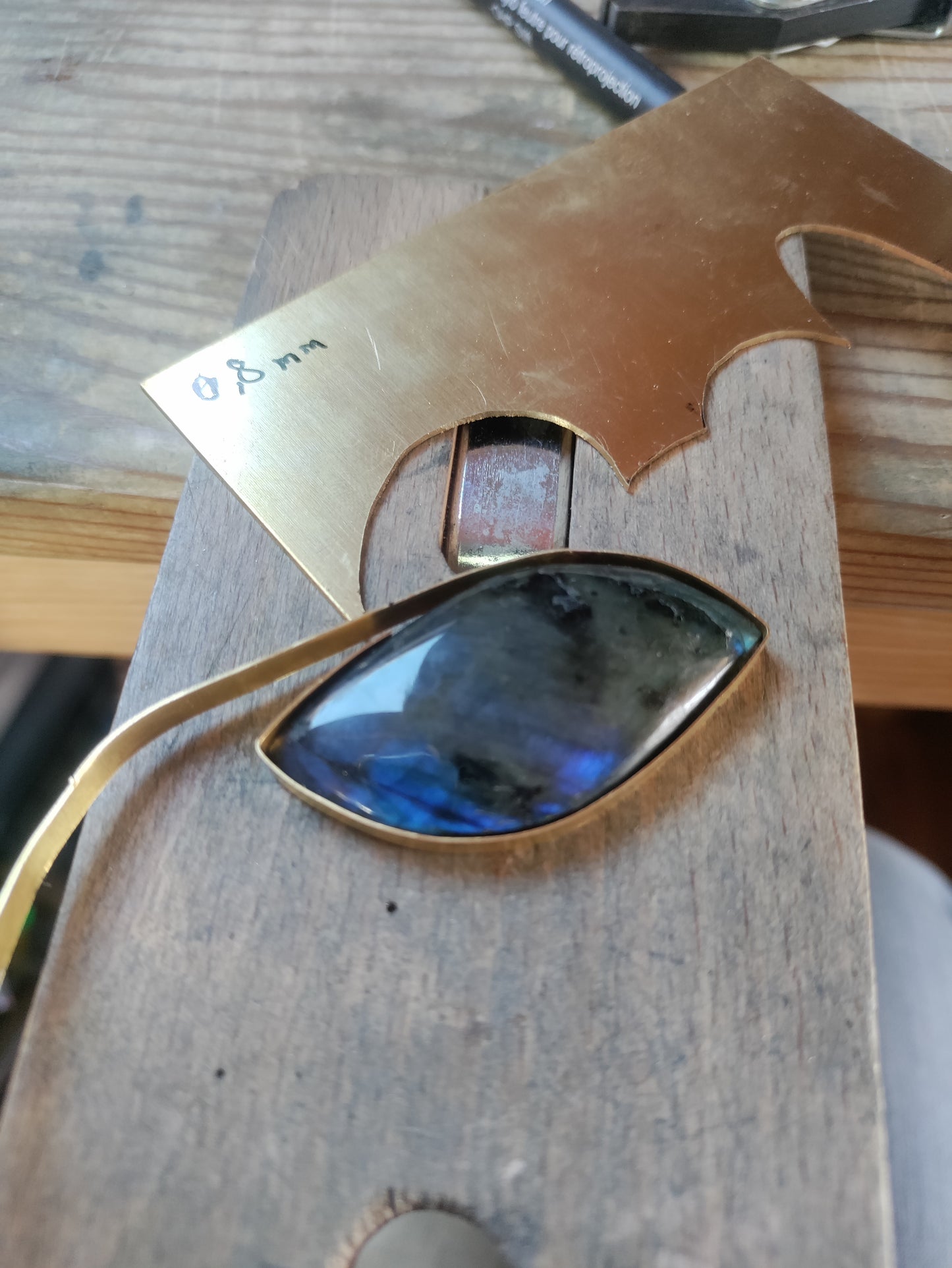 Pendentif doré et pierre naturelle de Labradorite bleue foncée LEIA&CO