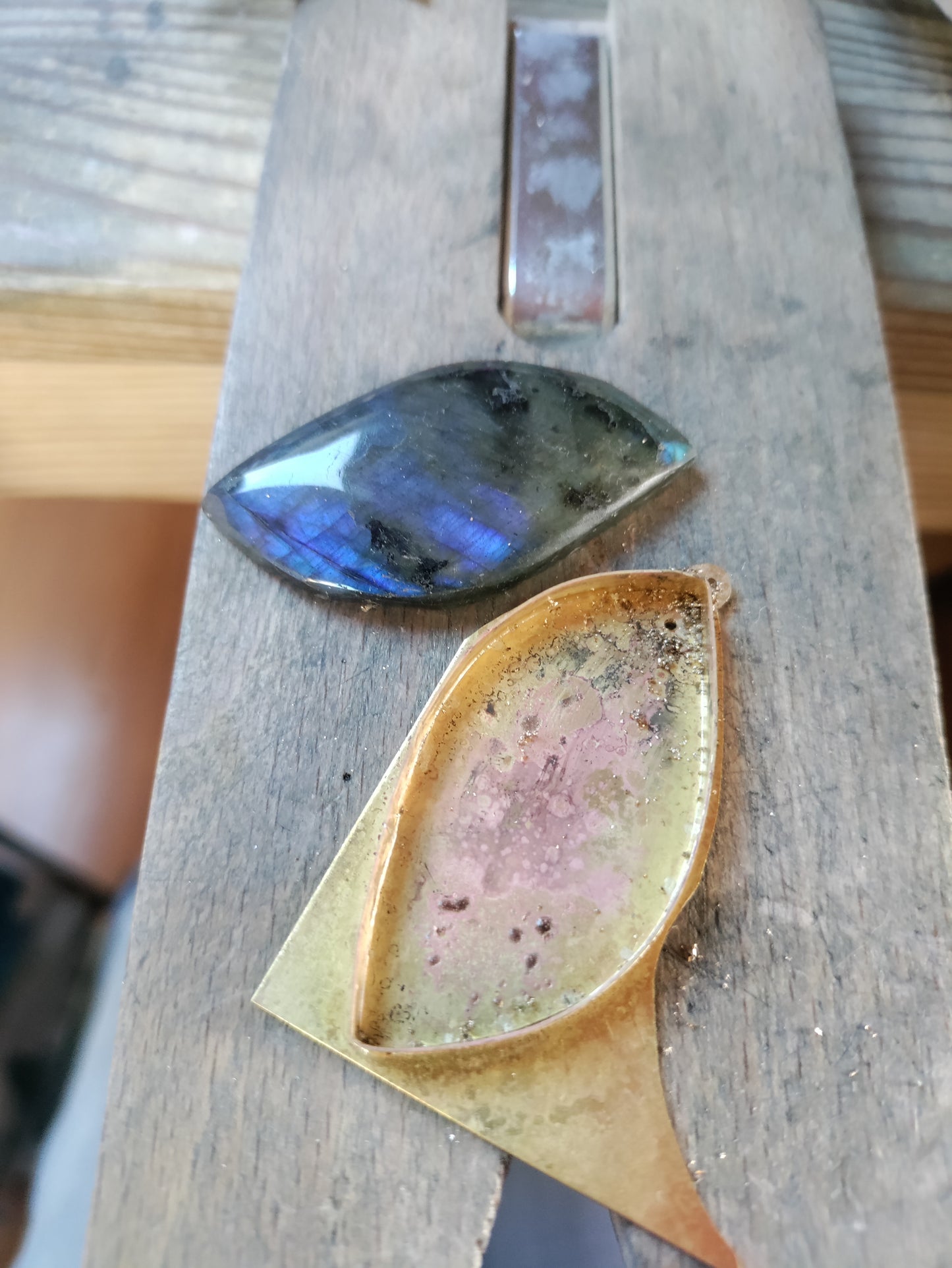 Pendentif doré et pierre naturelle de Labradorite bleue foncée LEIA&CO