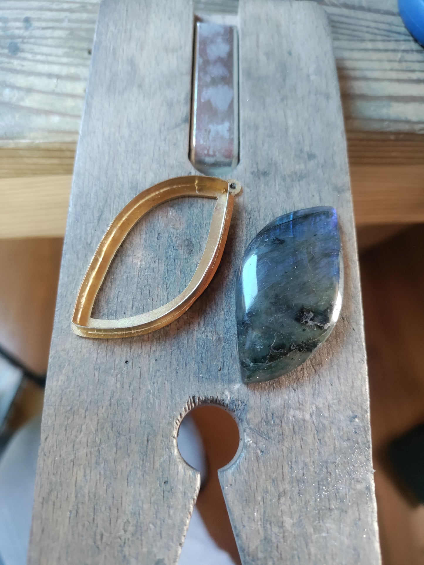 Pendentif doré et pierre naturelle de Labradorite bleue foncée LEIA&CO