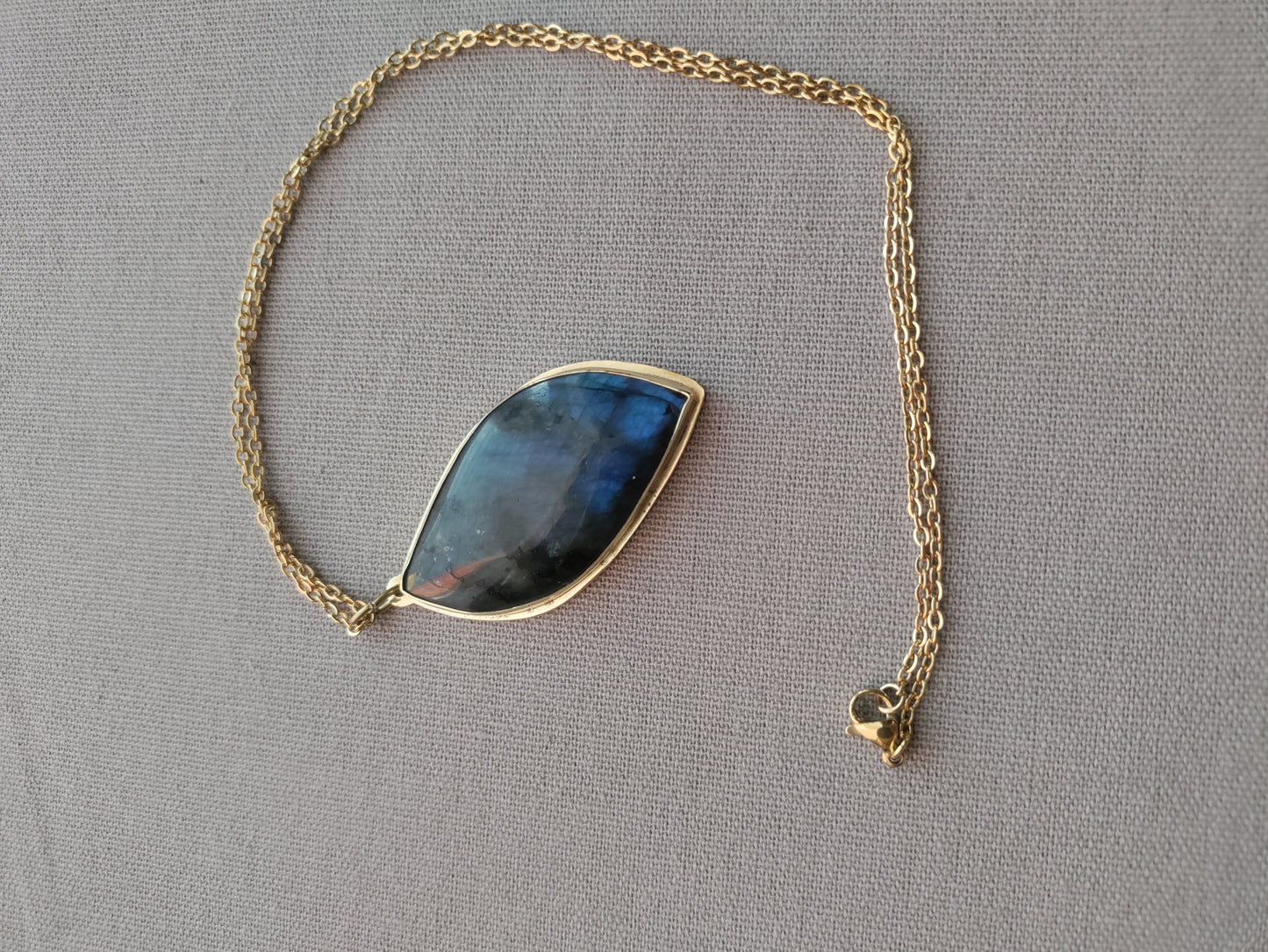Pendentif doré et pierre naturelle de Labradorite bleue foncée LEIA&CO