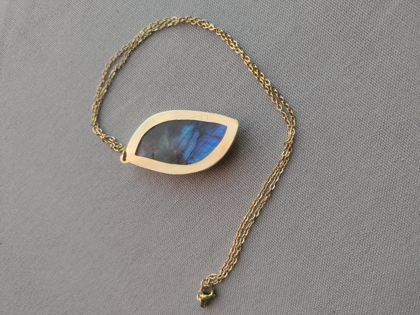 Pendentif doré et pierre naturelle de Labradorite bleue foncée LEIA&CO