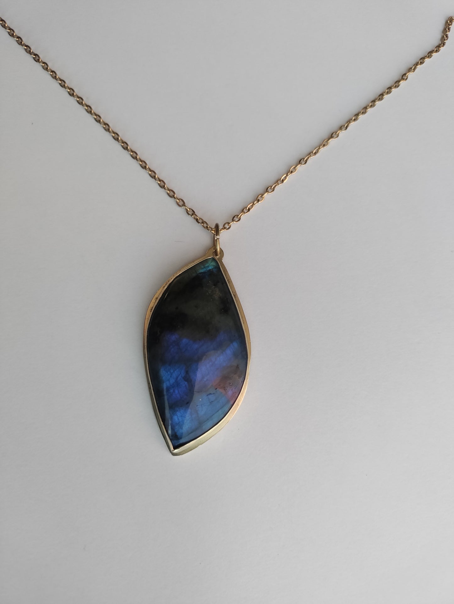 Pendentif doré et pierre naturelle de Labradorite bleue foncée LEIA&CO